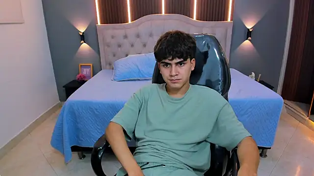 XXX chat uživo modela Tommy18__