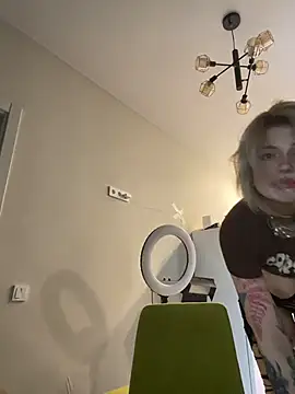 DriveThruCiri: вебкам-шоу