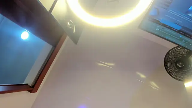 LittleeJaz élő XXX-chatje