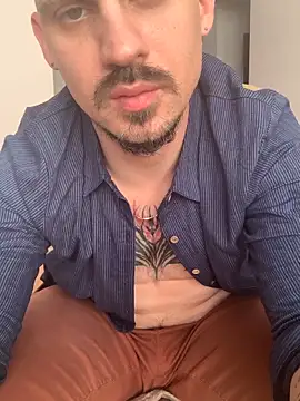 AssHunter4k élő XXX-chatje