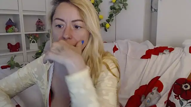 _karolynesyera_'s Live XXX Chat