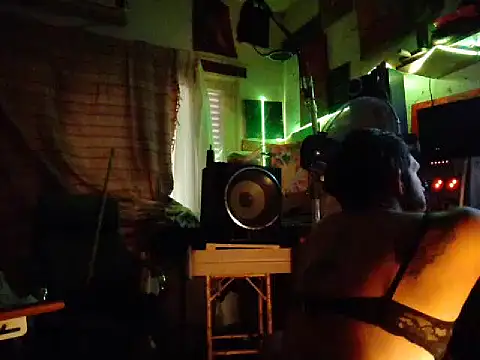 amoralall: διαδικτυακό σόου στην κάμερα