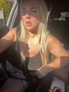 Bustyblondebabe32's Live XXX Chat