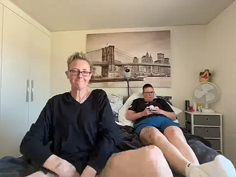 Curvy-Jinx's Live XXX Chat