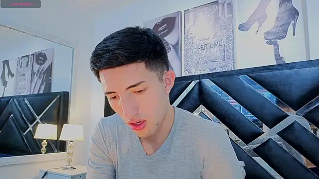 Un_Sluttyy ওয়েবক্যাম শো