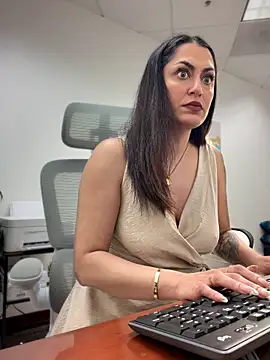 YourQueen18n Live XXX chat