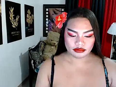 Show modela TSbrianaHugeCock na web-kameri