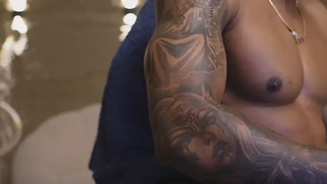 Logan_Varela Show in webcam