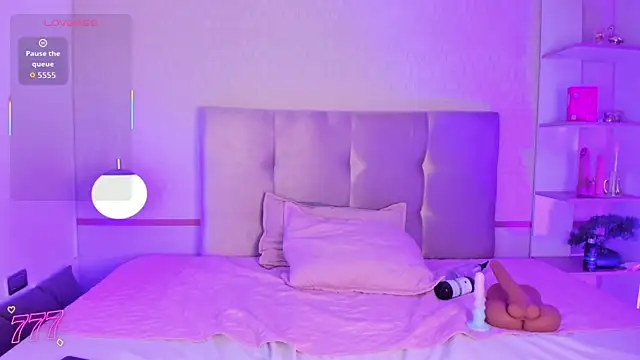 Creamy_Angelo Show in webcam