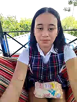 l0lita_emi: διαδικτυακό σόου στην κάμερα