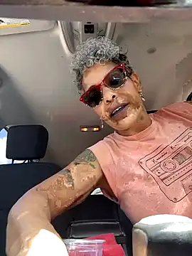 Chat +18 de CeceilaMoon ao vivo