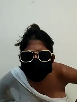 ROMEO_JULIET0022: διαδικτυακό σόου στην κάμερα