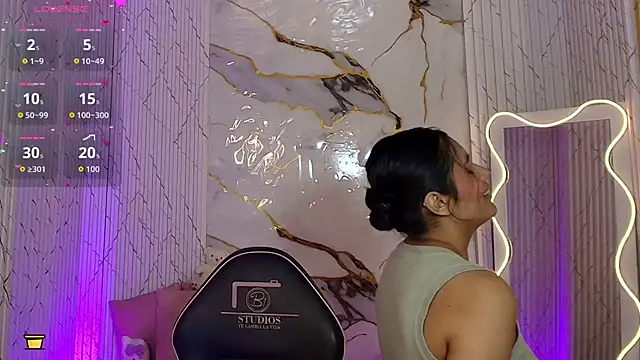 XXX chat uživo modela PEACHY_TAY