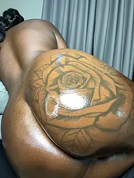 Hugemassivebootie Adlı Modelin Canlı XXX Sohbeti