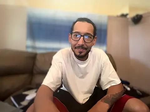 Pertunjukan Kamera Web ThrowedWorldWide