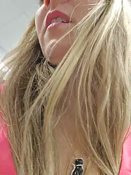 SkyelarsWorld's Live XXX Chat