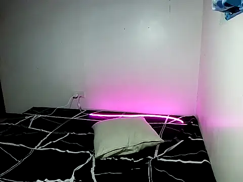 YourBabyGirlMiles webcam show