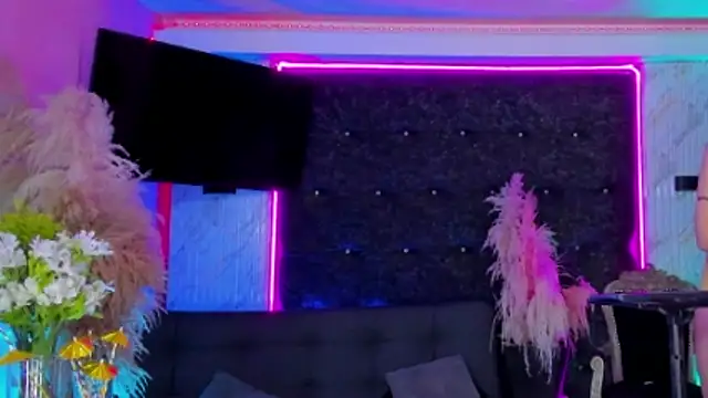 Queens_Wonders_Blonders Webcam Show