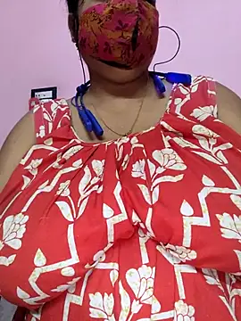 Kayra_34: διαδικτυακό σόου στην κάμερα