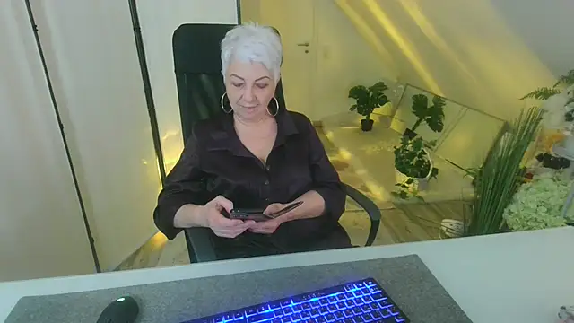 LovelyHelena: απευθείας συνομιλία ΧΧΧ