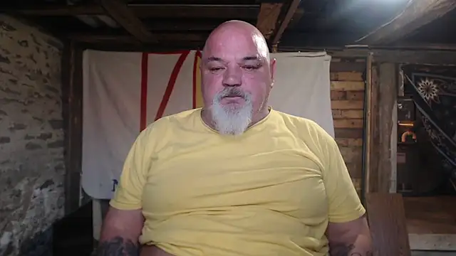 Newfiesausage1972: διαδικτυακό σόου στην κάμερα