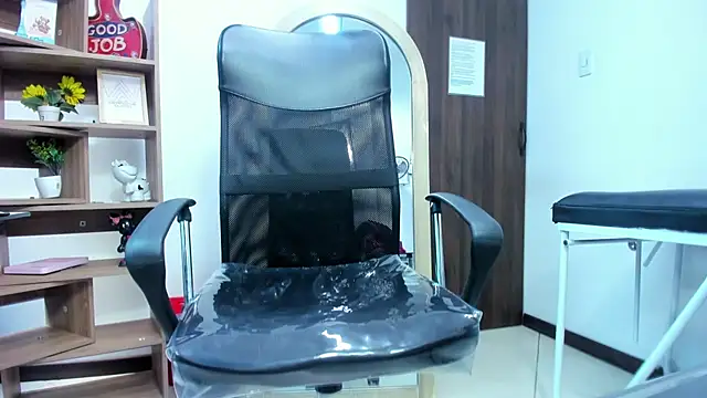 LeilaSmith_ Adlı Modelin Canlı XXX Sohbeti