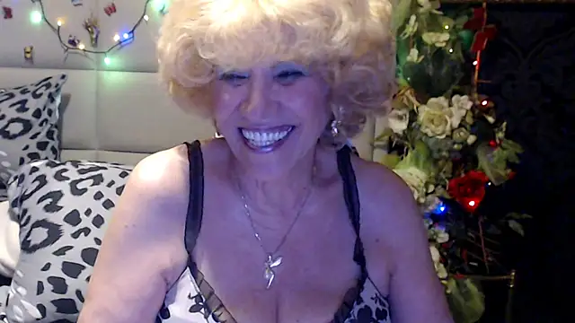 HappyWomanOn Show in webcam