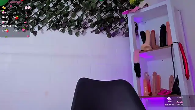 louise_nails' Live XXX Chat