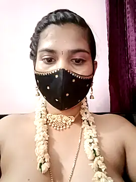 Nithyatamil: διαδικτυακό σόου στην κάμερα