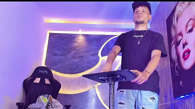 Iam_steven_: διαδικτυακό σόου στην κάμερα