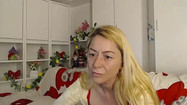 _karolynesyera_'s Live XXX Chat