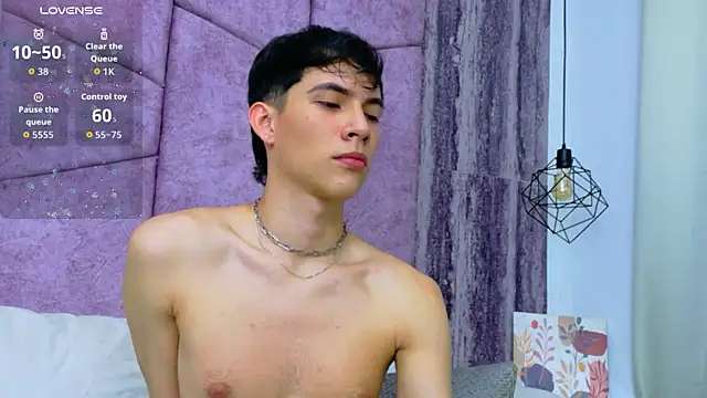 AronTawers: διαδικτυακό σόου στην κάμερα