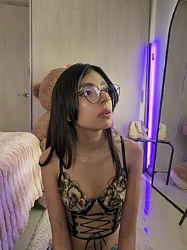 Chat +18 de ZaraLuuv ao vivo