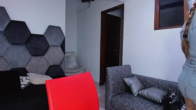 Онлайн чат XXX MikaelaStone