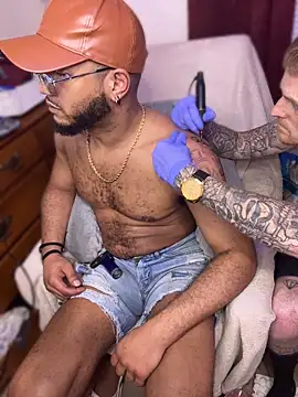 KY_Sir35: διαδικτυακό σόου στην κάμερα