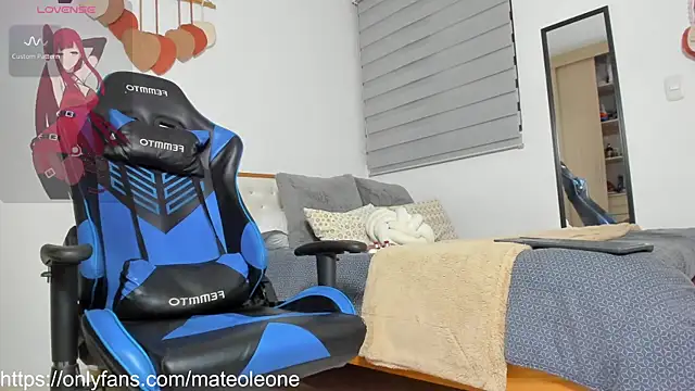 mateoleonee: διαδικτυακό σόου στην κάμερα