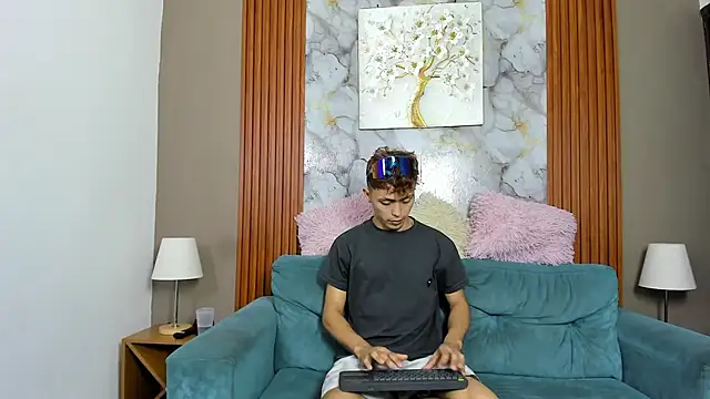 AVENGER_BOYS2026 Adlı Modelin Web Kamerası Şovu