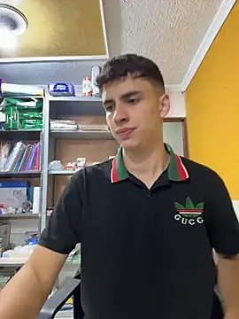 AdrianRinaldi লাইভ XXX চ্যাট