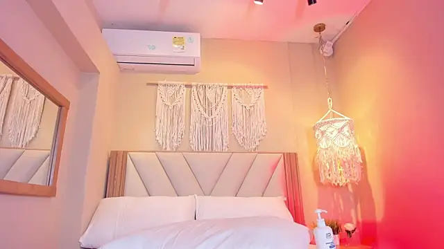 NahimiThompson's Live XXX Chat