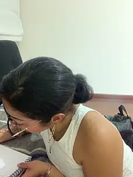 LilithMonette: διαδικτυακό σόου στην κάμερα