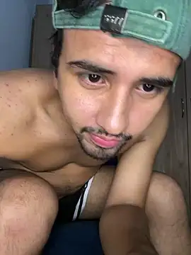 AdrianEmpire: διαδικτυακό σόου στην κάμερα