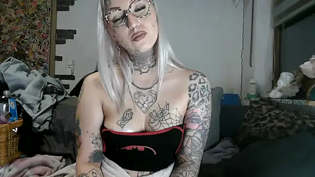 RoxxyInk Chat XXX in diretta