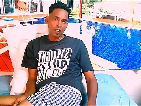 Show modela IndianHunk01 na web-kameri