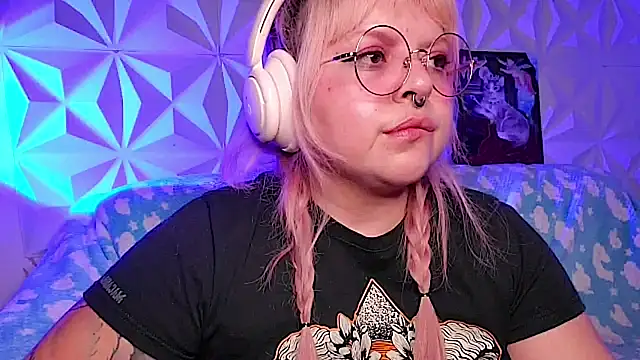 Satyn_doll élő XXX-chatje