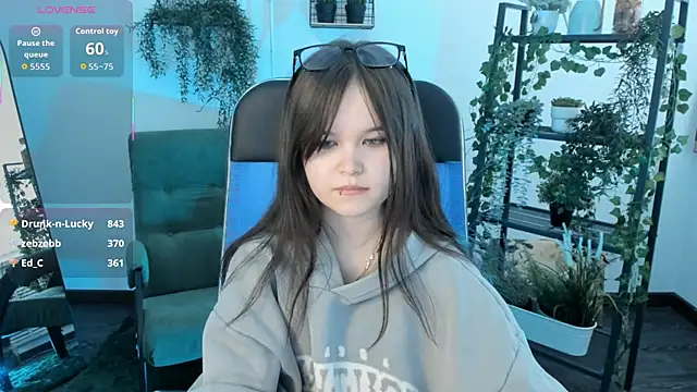 Elainebeness élő XXX-chatje