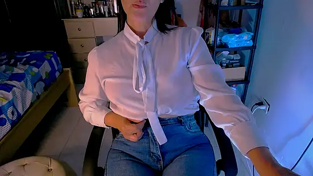 XXX chat uživo modela BitterMomXxx