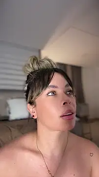 Holli_woul Adlı Modelin Canlı XXX Sohbeti