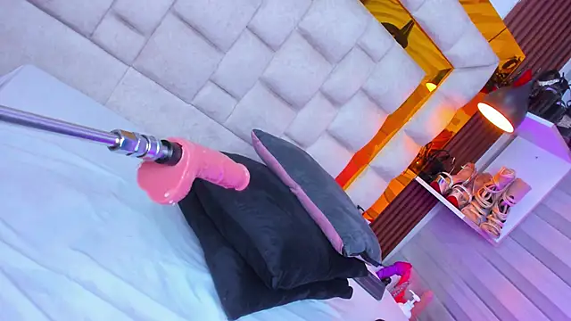 bigass_monic's Webcam Show