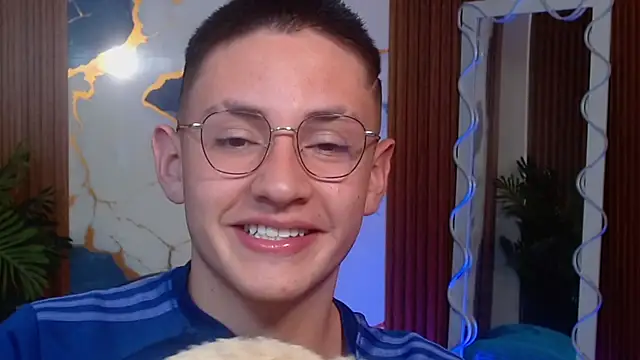 Andres_Tay Show in webcam