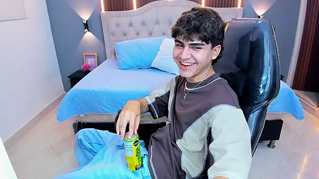 Tommy18__: онлайн-секс-чат